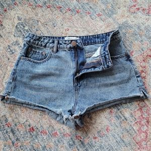 Tobi HIGH RISE CUT OFF DENIM SHORTS IN MEDIUM WASH